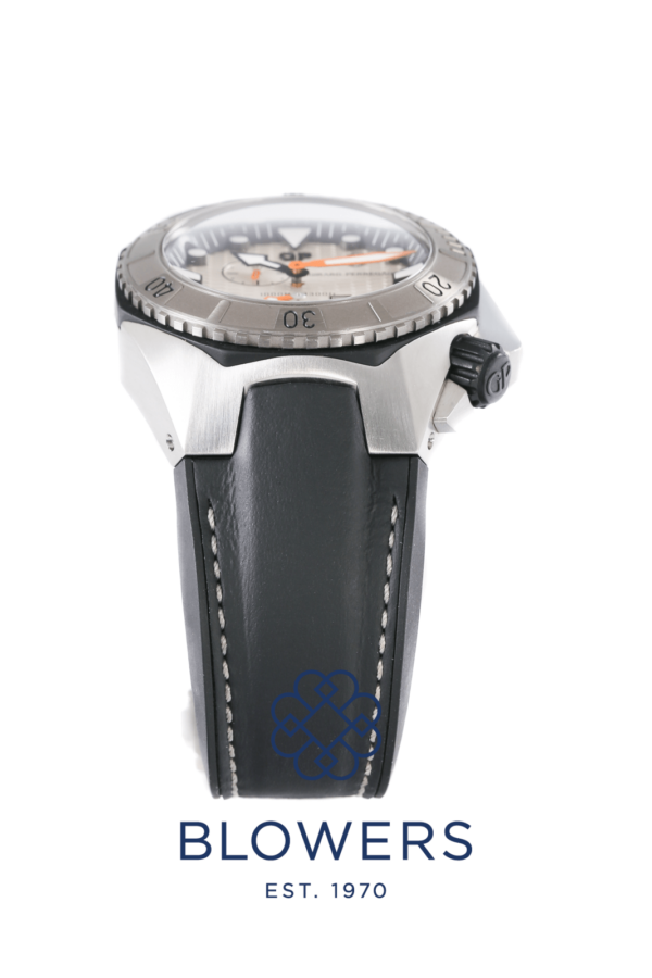 Girard Perregaux Sea Hawk 49960-11-131-FK6A